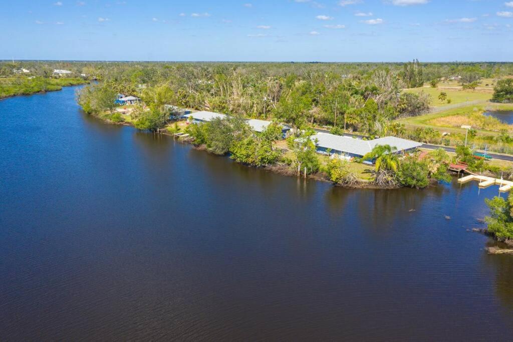 Beautiful Waterfront 1 Bedroom #3 Apartment *