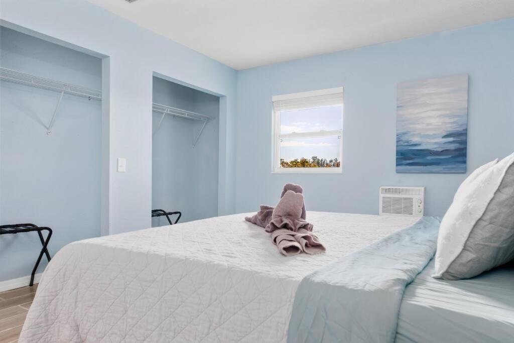 Beautiful Waterfront 1 Bedroom #3