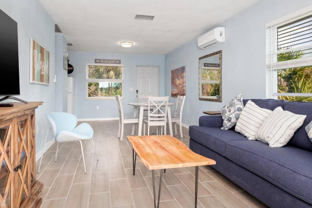 Beautiful Waterfront 1 Bedroom #3 Apartment *