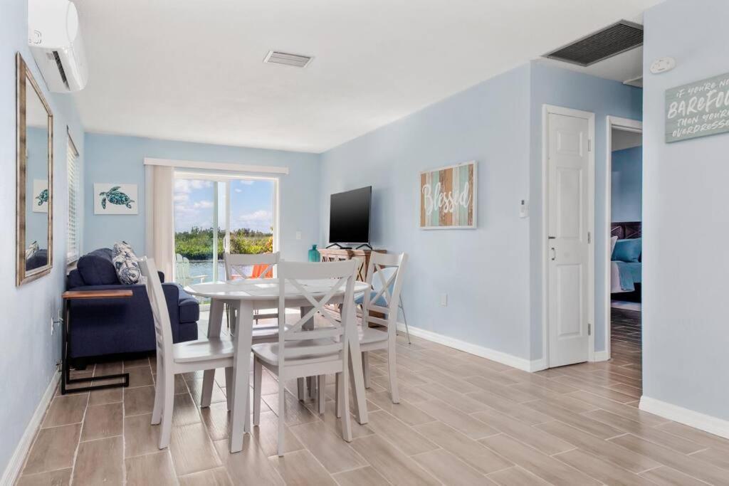Beautiful Waterfront 1 Bedroom #3 Apartment *