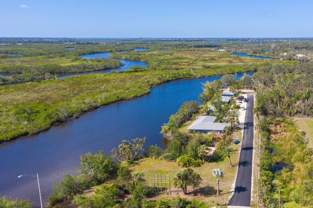 Beautiful Waterfront 1 Bedroom #3 Apartment *